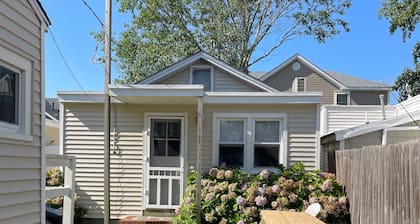 Cottage in the heart of Beach haven!