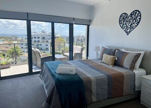 3 bedrooms, iron/ironing board, travel cot, free WiFi - Penthouse Sea La Vie - The Entrance (The Entrance)