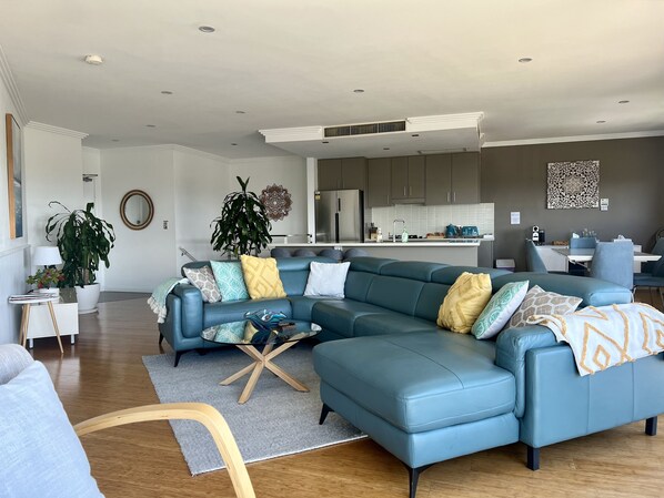 Smart TV, books - Penthouse Sea La Vie - The Entrance (The Entrance)