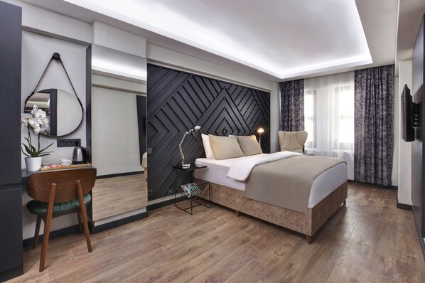 Luxury Room | Minibar, in-room safe, desk, laptop workspace - Xenia Hotel Istanbul (Istanbul)