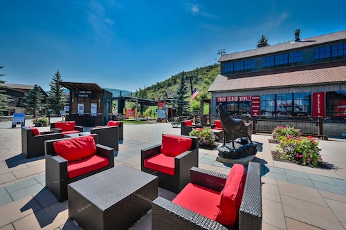 Perfect Updated Mountain Retreat. Easy Walk to Skiing, Golf, and Mtb trails!