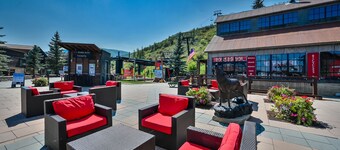 Perfect Updated Mountain Retreat. Easy Walk to Skiing, Golf, and Mtb trails!