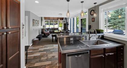 Perfect Updated Mountain Retreat. Easy Walk to Skiing, Golf, and Mtb trails!