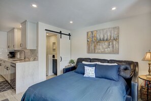 1 habitación, tabla de planchar con plancha, cuna de viaje y wifi 