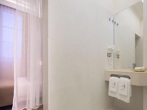 Bathroom - Anakena House (Barcelona)