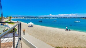 A beach with clear blue water, a few boats, and a few people. - Modern WaterFront House * 2 Levels * 4 Parking * AC (San Diego)