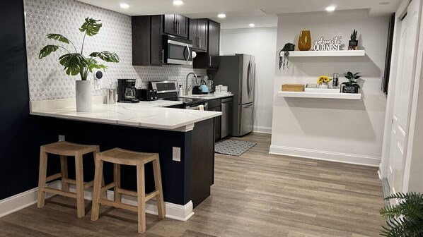 Refrigerador, microondas, placa de cocina, lavavajillas