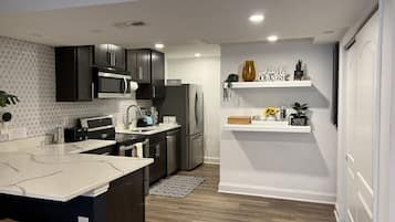 Kühlschrank, Mikrowelle, Herdplatte, Geschirrspüler