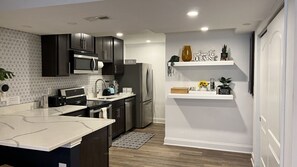 Réfrigérateur, micro-ondes, plaque de cuisson, lave-vaisselle