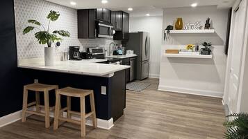 Fridge, microwave, stovetop, dishwasher