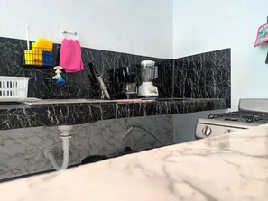 Frigorifero, microonde, lavastoviglie, macchina per tè/caffè