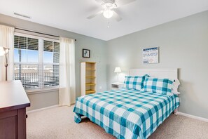 2 bedrooms, iron/ironing board, Internet, bed sheets - Bethany Bay Dog-Friendly Getaway w/ Free WiFi, Shared Pool, & Sports Courts (Ocean View)