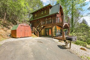Exterior - Pet friendly! Private retreat near Gatlinburg. Hot tub, Fire-Pit & KING beds.  (Sevierville)