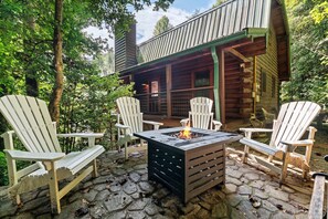 Terrace/patio - Pet friendly! Private retreat near Gatlinburg. Hot tub, Fire-Pit & KING beds.  (Sevierville)
