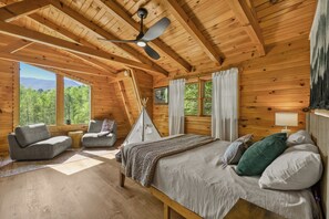 3 bedrooms, desk, iron/ironing board, free WiFi - Pet friendly! Private retreat near Gatlinburg. Hot tub, Fire-Pit & KING beds.  (Sevierville)