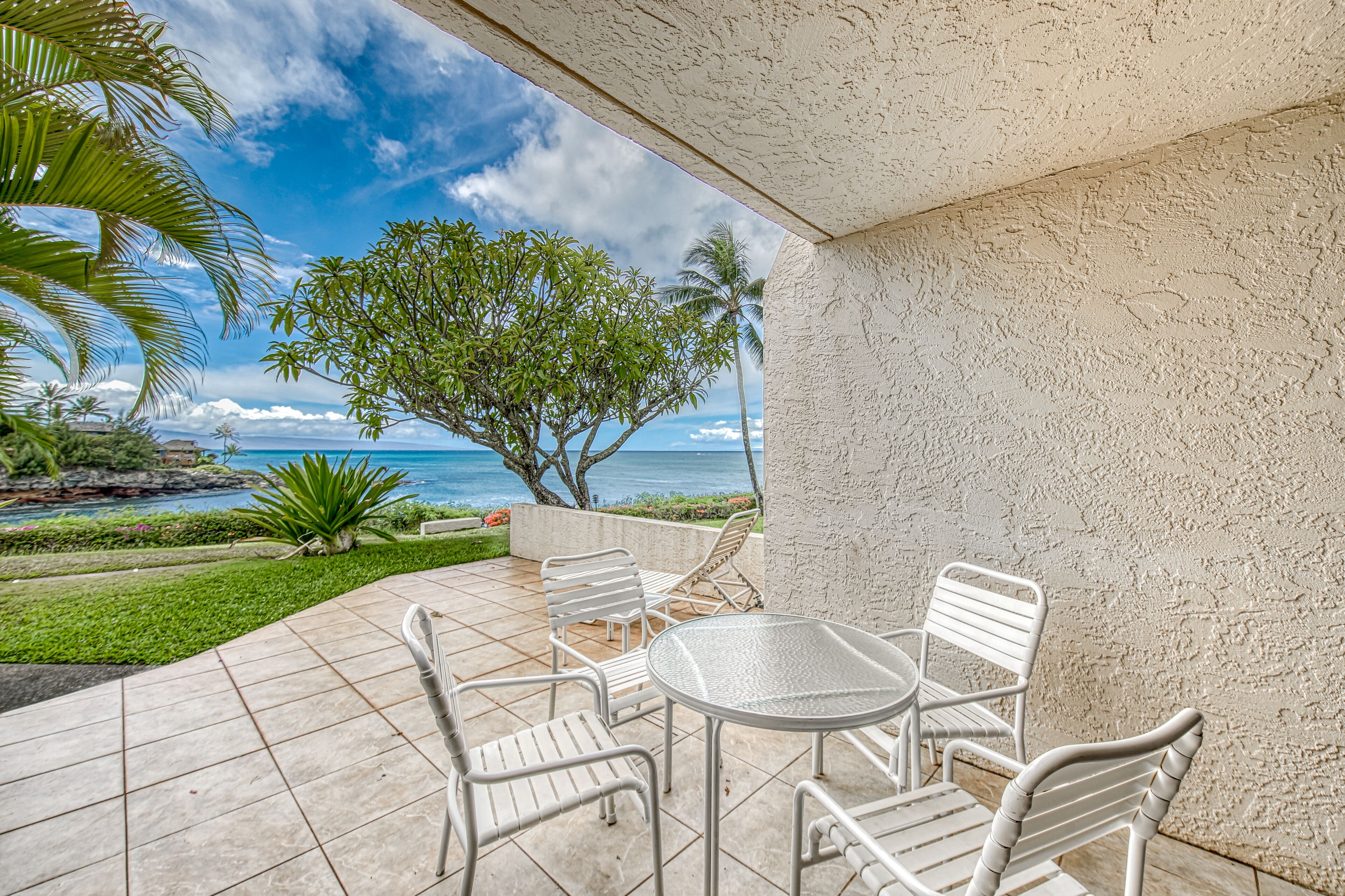 Oceanfront condo with pool, ocean views with turtle sightings & high-speed WiFi