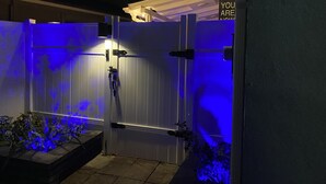 Una entrada cerrada con un sendero iluminado en azul y un letrero que dice 'YOU ARE NOWHERE'.