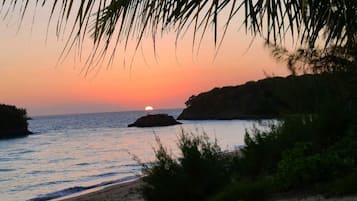 En la playa, camastros y toallas de playa