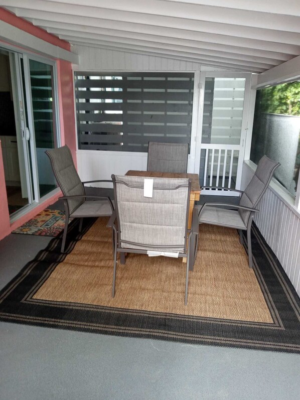 Outdoor dining - Oceanfront Trela Sands - First Floor Suite w/ generator on Sandy Beach (South Palmetto Point)