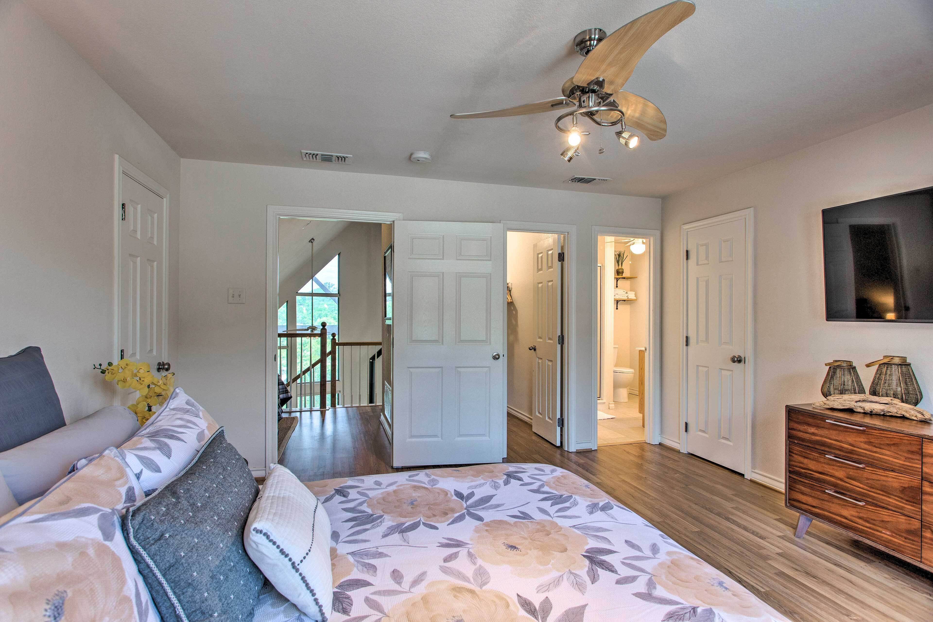 3 bedrooms, desk, travel crib, internet