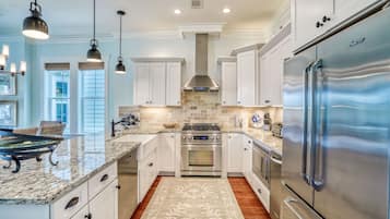 ثلاجة، ميكروويف، فرن، موقد طهي مسطح