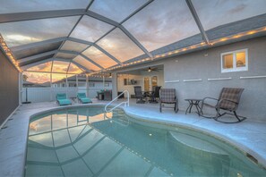 Outdoor pool, a heated pool - New Listing - Villa Seabreeze- Cozy Family Home, waterfront, swimming pool (Cape Coral)