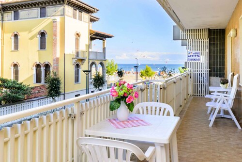 Holiday apartment with side sea view and balcony