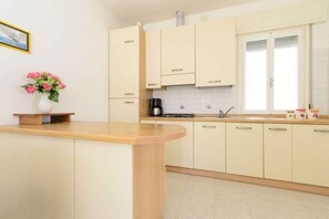 Kühlschrank, Wasserkocher mit Kaffee-/Teezubehör