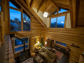 Smart-TV, Kamin, DVD-Player, Bücher