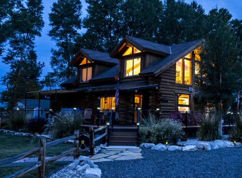 Charming Log Cabin Family-friendly Home Walking Distance to Town STR-045