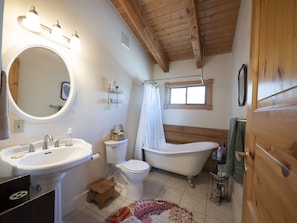 Combined shower/tub, jetted tub, hair dryer, towels