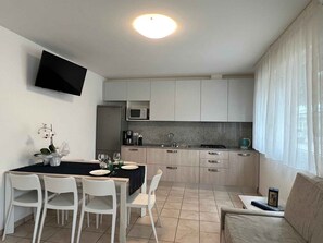 Fridge, microwave, dishwasher, coffee/tea maker - Holiday apartment with internet, air conditioning, and close to the beach (Lignano)