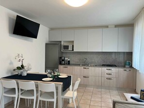 Kühlschrank, Mikrowelle, Geschirrspüler