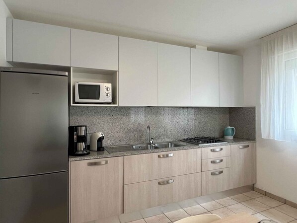 Fridge, microwave, dishwasher, coffee/tea maker