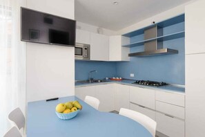 Kjøleskap, mikrobølgeovn, kokeplater og oppvaskmaskin