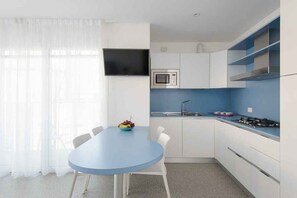 Fridge, microwave, dishwasher, coffee/tea maker