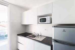 Fridge, microwave, dishwasher, coffee/tea maker