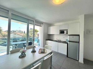 Fridge, microwave, dishwasher, coffee/tea maker