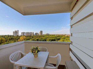 Outdoor dining - Holiday apartment with air conditioning and balcony (Lignano)