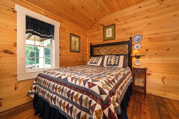 3 bedrooms, WiFi - Georgia Bell's -Vintage Farmhouse by Chattahoochee (Helen)