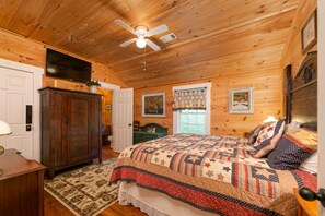 3 bedrooms, desk, iron/ironing board, free WiFi