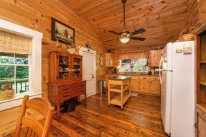 Interior - Georgia Bell's -Vintage Farmhouse by Chattahoochee (Helen)