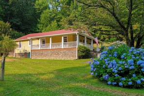 Exterior - Georgia Bell's -Vintage Farmhouse by Chattahoochee (Helen)