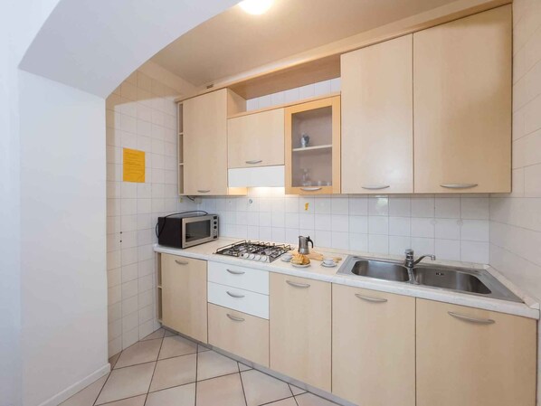 Kühlschrank, Mikrowelle, Herdplatte, Wasserkocher mit Kaffee-/Teezubehör