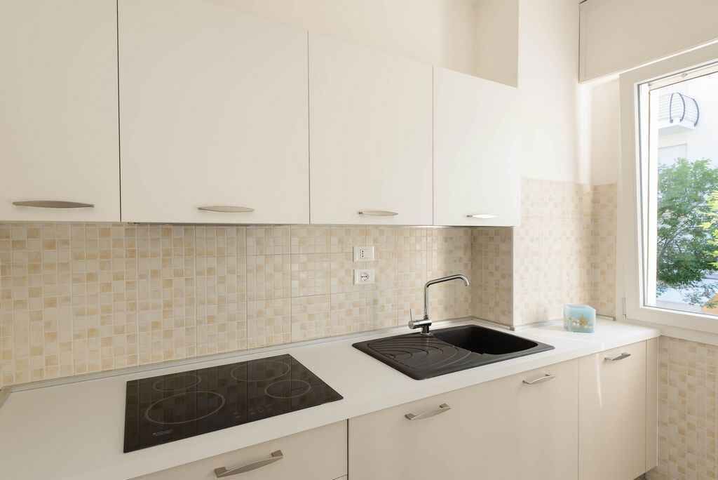 Fridge, stovetop, dishwasher, coffee/tea maker