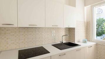 Fridge, stovetop, dishwasher, coffee/tea maker