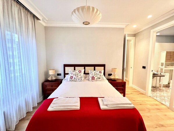 3 habitaciones, tabla de planchar con plancha, internet y ropa de cama