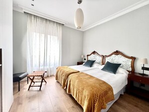 3 habitaciones, tabla de planchar con plancha, internet y ropa de cama
