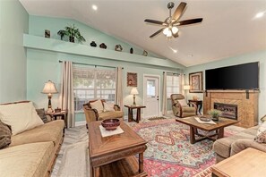 Smart-TV, peis og bøker