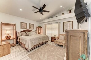 3 soverom, safe på rommet, skrivebord og strykejern/-brett